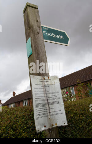 Auf einem hölzernen Fußweg Schild eine Planung öffentliche Untersuchung feststellen Stockfoto