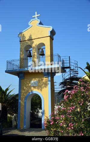 Glockenturm der Kirche der Jungfrau von Schlangen in Ano (alt) Kateleios auf der griechischen Insel Kefalonia Griechenland gewidmet Stockfoto