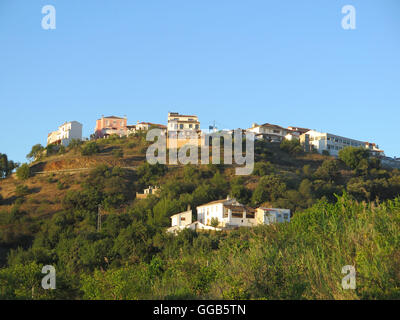 Haus am Hang im Dorf Alora, Andalusien Stockfoto