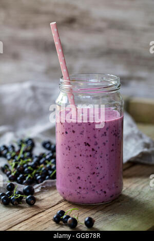 Schwarze Johannisbeere smoothie Stockfoto