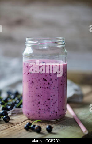 Schwarze Johannisbeere smoothie Stockfoto