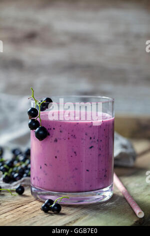 Schwarze Johannisbeere smoothie Stockfoto