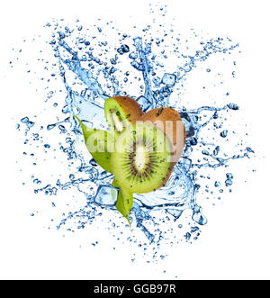 Stücke von Kiwi in Wasser Spritzen und Eiswürfeln, isoliert auf weißem Hintergrund Stockfoto