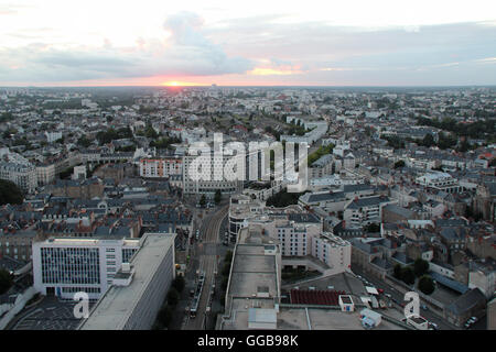 Luftaufnahme von Nantes (Frankreich) aus der Bretagne-Turm. Stockfoto