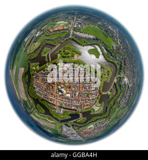 Antenne zu sehen, Bastion Oud Molen, Naarden VESTING, fisheye, Festung Naarden mit Stadthaus und Kirche, Grote Kerk oder St. Vitus Stockfoto