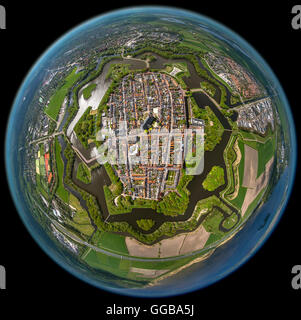 Antenne zu sehen, Bastion Oud Molen, Naarden VESTING, fisheye, Festung Naarden mit Stadthaus und Kirche, Grote Kerk oder St. Vitus Stockfoto