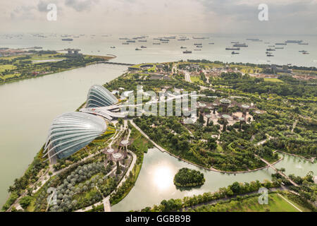 Singapur - Januar 15: Nachtansicht Supertree Grove Gardens an der Bucht am 15. Januar 2016 in Singapur. 101 Hecta überspannt Stockfoto