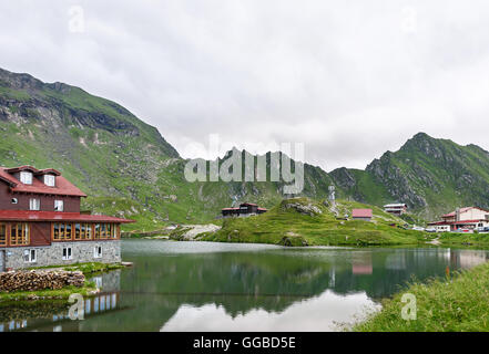 Foto von Balea See im Fagaras-Gebirge bei Sonnenuntergang, Rumänien. Stockfoto