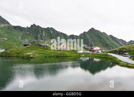 Foto von Balea See im Fagaras-Gebirge bei Sonnenuntergang, Rumänien. Stockfoto