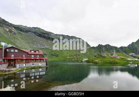 Foto von Balea See im Fagaras-Gebirge bei Sonnenuntergang, Rumänien. Stockfoto