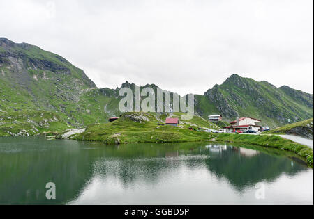 Foto von Balea See im Fagaras-Gebirge bei Sonnenuntergang, Rumänien. Stockfoto