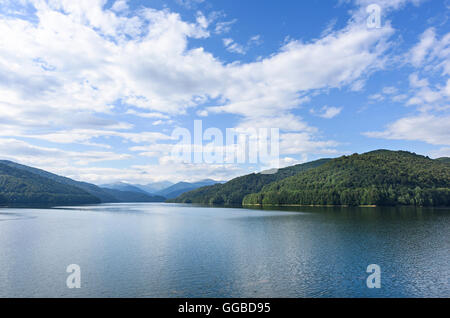 Foto des Vidraru-Sees im Fagaras-Gebirge, Rumänien Stockfoto