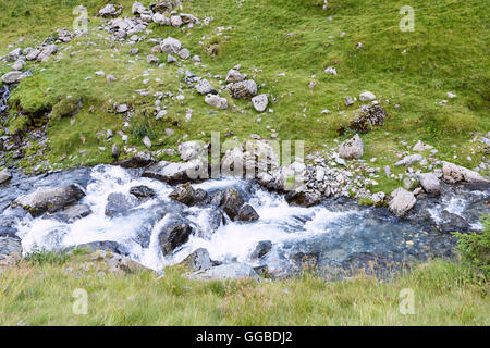 Foto des grünen Capra Peak, ein kleiner Fluss im Fagaras-Gebirge, Rumänien. Stockfoto