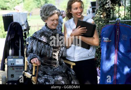 EINE ZAUBERHAFTE NANNY Nanny McPhee UK/USA/F 2005 Kirk Jones ANGELA LANSBURY und EMMA THOMPSON am Film-Set. Regie: Kirk Jones aka. Eine zauberhafte Nanny Stockfoto