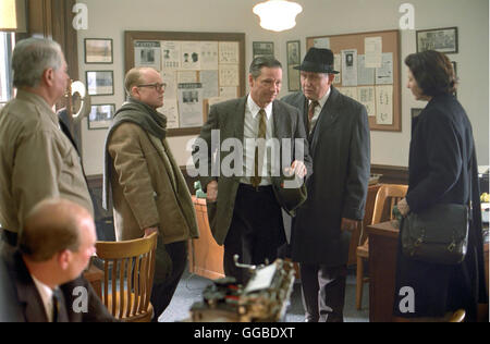 CAPOTE USA 2005 Bennett Miller Truman Capote (PHILIP SEYMOUR HOFFMAN), Aagent Alwin Dewey (CHRIS COOPER, Mitte) und Nelle Harper Lee (KATHERINE KEENER) in das Bureau of Investigation. Regie: Bennett Miller Stockfoto