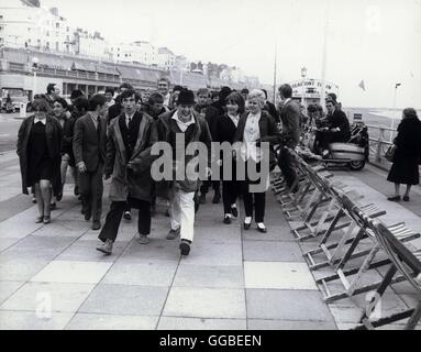 QUADROPHENIA UK 1979 Franc Roddam Jimmy (PHIL DANIELS), Chalky (PHILIP DAVIS) und die anderen Jugendlichen in den Straßen von London. Regie: Franc Roddam Stockfoto