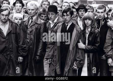 QUADROPHENIA UK 1979 Franc Roddam Kevin (RAY WINSTONE), Ass (STING), Chalky (PHILIP DAVIS), Jimmy (PHIL DANIELS) und Steph (LESLIE ASH) mit den anderen Jugendlichen in den Straßen von London. Regie: Franc Roddam Stockfoto