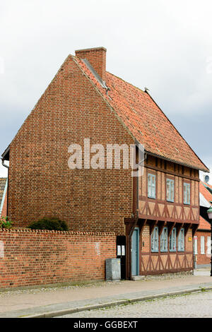 Ystad, Schweden - 1 August 2016: Old Red Brick House in der Stadt. Ystad ist berühmt für seine vielen alten Häusern. Stockfoto