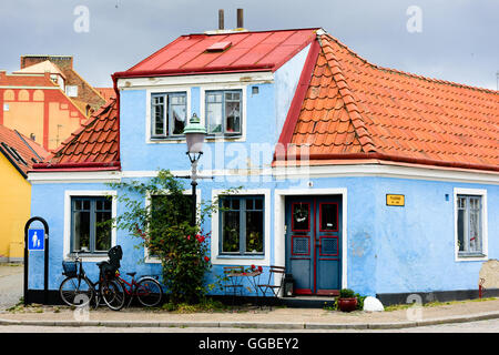 Ystad, Schweden - 1. August 2016: Altes blaues Haus in der Ecke der Straße (Pilgrand) in der Stadt. Kleinen Tisch und Stühlen unter WLAN Stockfoto