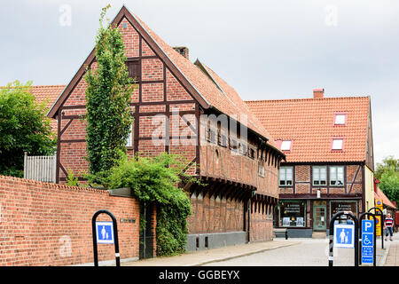 Ystad, Schweden - 1 August 2016: Old Red Brick House in der Stadt. Ystad ist berühmt für seine vielen alten Häusern. Stockfoto