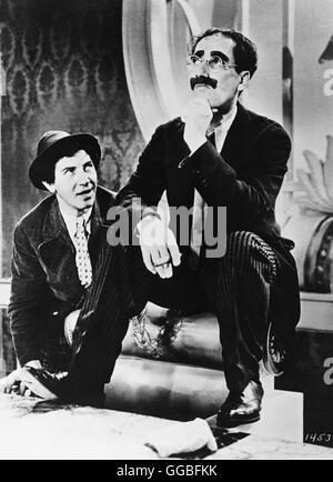 DUCK SOUP / USA 1933 / Leo McCarey Chicolini (CHICO MARX) und Rufus (GROUCHO MARX) Regie: Leo McCarey Stockfoto