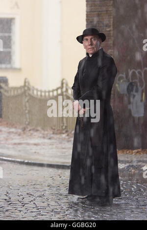 DAS OMEN / The Omen USA 2006 / John Moore Father Brennan (PETE POSTLETHWAITE) Regie: John Moore aka. Das Omen Stockfoto