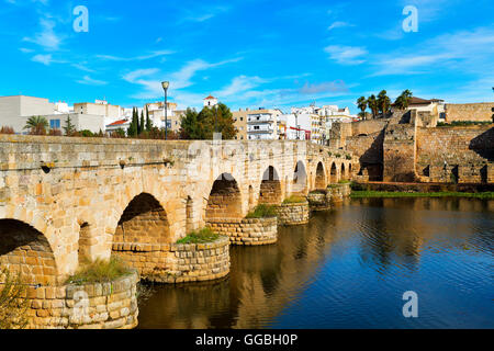 ein Blick auf die Puente Romano, einer alten römischen Brücke über den Fluss Guadiana in Merida, Spanien Stockfoto