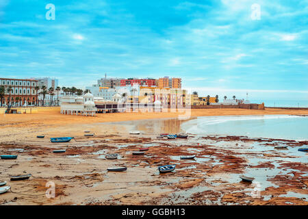 Panoramablick auf La Caleta Strand in Cadiz, Spanien im Mittelmeer Stockfoto