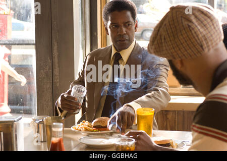 American Gangster / Gangster Frank Lucas (DENZEL WASHINGTON) bespricht Geschäft mit seinem Bruder Turner (COMMON)-Regie: Ridley Scott aka. American Gangster Stockfoto