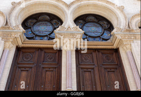 Der Eingang der Eldridge Street Synagogue, eine denkmalgeschützte Synagoge auf der Lower East Side von Manhattan. Sie wurde 1887 eröffnet. Stockfoto