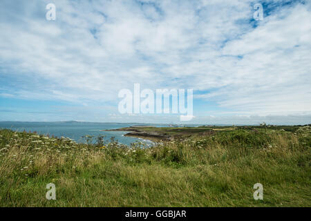 Blick von der Küste des Holyhead Wellenbrecher Country Park Blick auf Holyhead, vorbei an einer schönen Bucht, Anglesey, UK Stockfoto