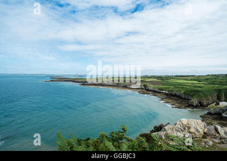 Blick von der Küste des Holyhead Wellenbrecher Country Park Blick auf Holyhead, vorbei an einer schönen Bucht, Anglesey, UK Stockfoto