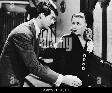 ARSEN UND SPITZENHÄUBCHEN / USA 1944 / Frank Capra Mortimer Brewster (CARY GRANT), als Energischer Gegner der Ehe Bekannt, hat Kapituliert: Elaine Harper (PRISCILLA LANE) ist Glückliche, Mit der er im sterben sterben Polterabend Starten wird. Zuvor freu er Noch Seine Liebenswerten alten Tanten. Dort Trifft Ihn der Schlag, als er in Einer Truhe zu sterben hinaus Eines alten Herrn Entdeckt. Regie: Frank Capra Stockfoto