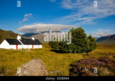 Black Rock Cottage im Vordergrund und Buchaille Etive Mor im Hintergrund Lochaber Scotland UK Stockfoto