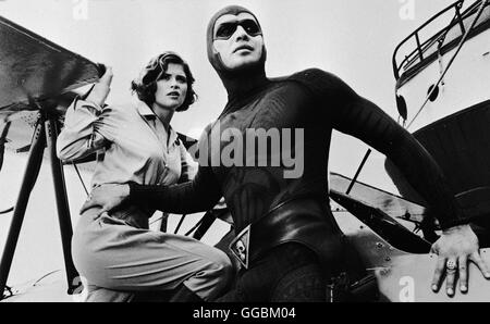 DAS PHANTOM / The Phantom USA 1996 / Simon Wincer Das Phantom (BILLY ZANE) Hut Diana Palmer (KRISTY SWANSON), sterben Nicht Weiss, Dass Sich Hinter der Maske des Phantoms Ihr alter Freund Kit Walker Verbirgt, aus der Patsche Geholfen... Regie: Simon Wincer aka. Das Phantom Stockfoto