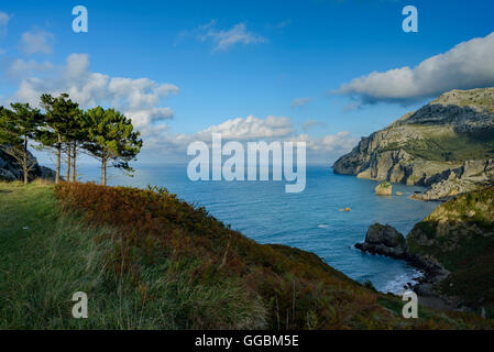 Panoramablick über den Strand San Julian, Liendo, Kantabrien, Spanien, Europa Stockfoto