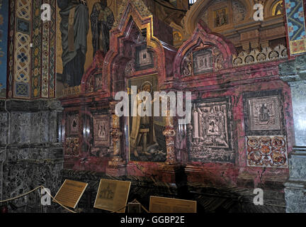 Verzierten Rahmen für "Reverend Prinz Alexander Nevsky" Symbol, Innenraum der Kirche auf die Auferstehungskirche, St. Petersburg, Russland. Stockfoto