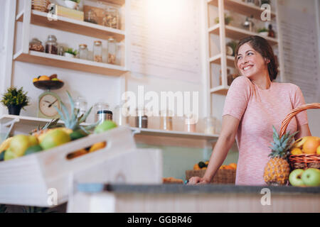 Porträt von schöne junge Frau hinter der Theke ihrer Saft-Bar. Kaukasischen Frauen arbeiten bei einer Saftbar suchen Stockfoto