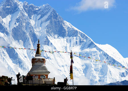 Tibetischer Buddha Stupa und Trekker Kulisse des Lhotse beim verlassen von Namche Stockfoto