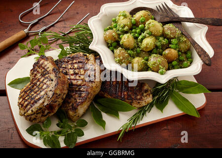 Schweinefleisch Kartoffeln Erbsen Stockfoto