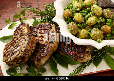 Schweinefleisch Kartoffeln Erbsen Stockfoto