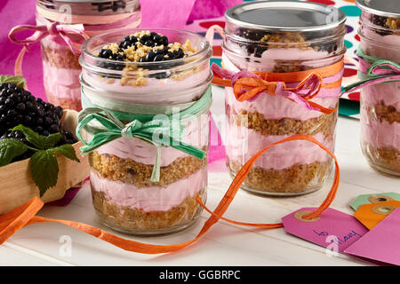 BlackBerry Käsekuchen Parfait Gläser Stockfoto