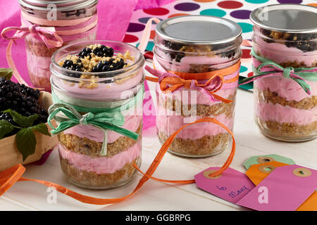 BlackBerry Käsekuchen Parfait Gläser Stockfoto