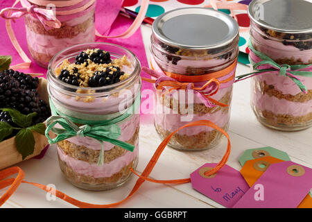 BlackBerry Käsekuchen Parfait Gläser Stockfoto