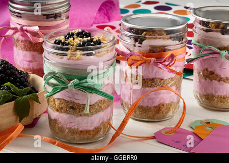 BlackBerry Käsekuchen Parfait Gläser Stockfoto