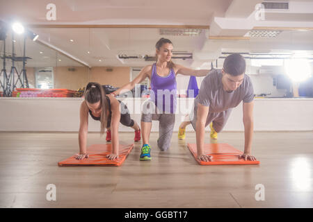 Fitness Instruktor Ausbildung Push-up-Gruppe drei Personen gym Stockfoto