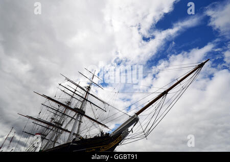 Der Tee-Clipper der Cutty Sark in Greenwich, fotografiert aus einem niedrigen Winkel mit blauen Himmel und Wolken hinter. Stockfoto