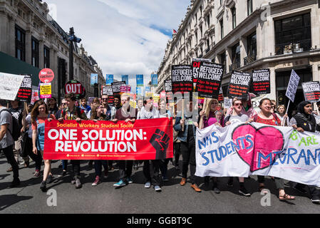 Eine Lösung: Revolution, nein mehr Sparmaßnahmen - Nein zu Rassismus - Tories müssen gehen, Demonstration von Völkern Montage, Saturd organisiert Stockfoto