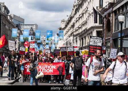 Eine Lösung: Revolution, nein mehr Sparmaßnahmen - Nein zu Rassismus - Tories müssen gehen, Demonstration von Völkern Montage, Saturd organisiert Stockfoto