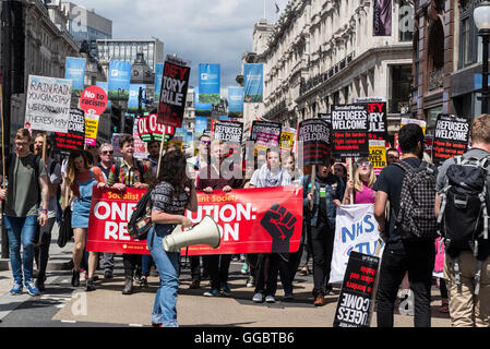 Eine Lösung: Revolution, nein mehr Sparmaßnahmen - Nein zu Rassismus - Tories müssen gehen, Demonstration von Völkern Montage, Saturd organisiert Stockfoto